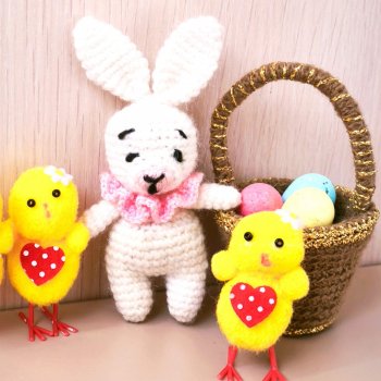 Вязаная игрушка для паолочек "Пасхальный Зайка"