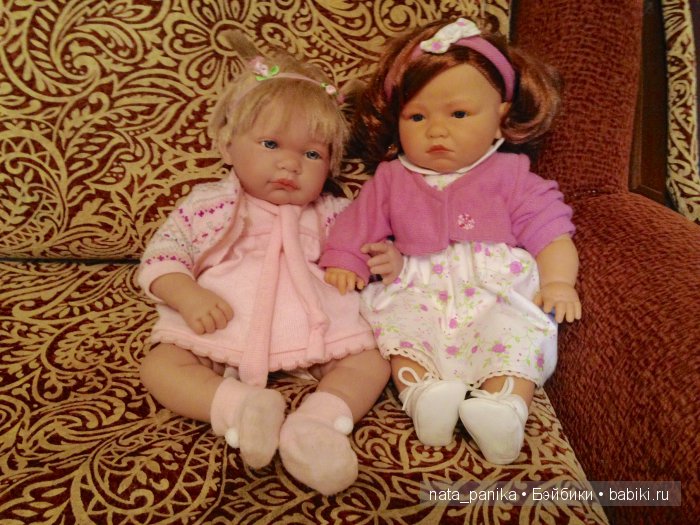 Сестренки вместе смотрят мультик