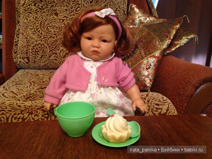Софиюшка, сластена и капризуля, очень чистоплотная, сразу помыла ручки и стала пить чай с пирожным!