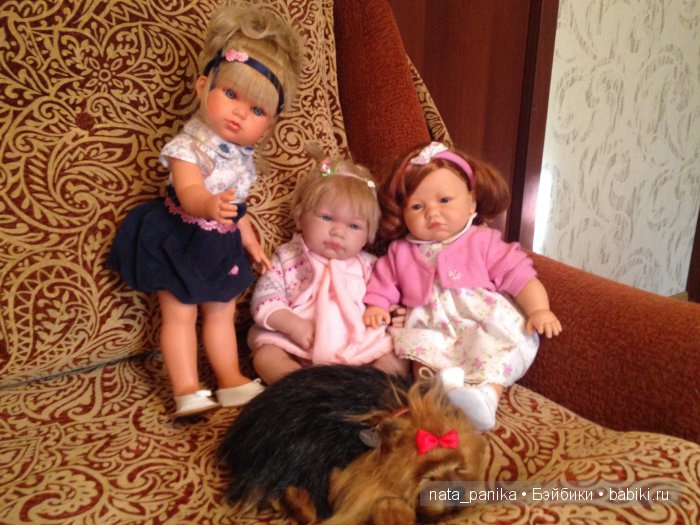 Старшая сестренка Бэлла пришла с прогулки с Тотошкой, девочки знакомятся