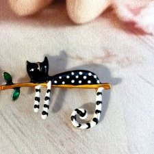 Брошь "Котик на веточке"