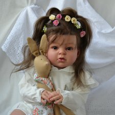 Серьезная, но да того милая малышка Кирочка