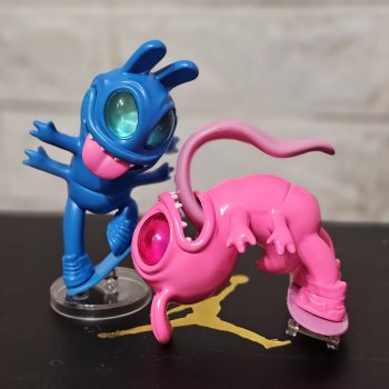 На обувной коробке.