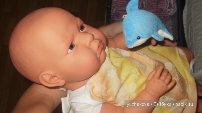 Тогда я её взяла на ручики и понесла к пеленальному столику, одевать фартучек и кушать