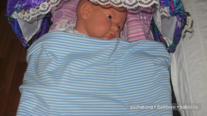 Малышка еще спит, причнокивая губками...