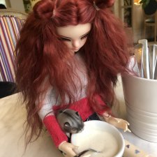 Корнелия с Хомой в кафе