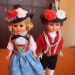 Пара итальянских малышей в австрийских костюмах.