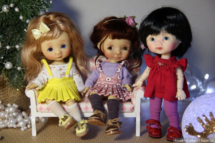 Три маленькие девочки поздравляют с Новым Годом и Рождеством (фото 3)