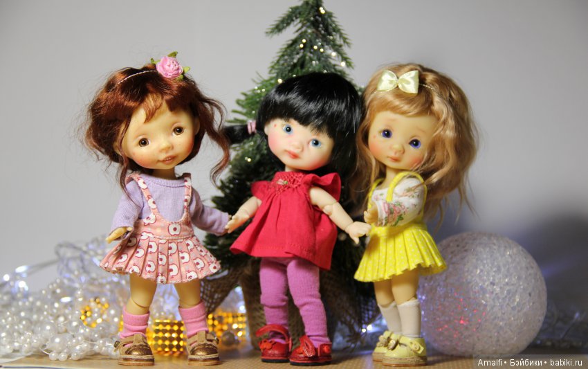 Три маленькие девочки поздравляют с Новым Годом и Рождеством