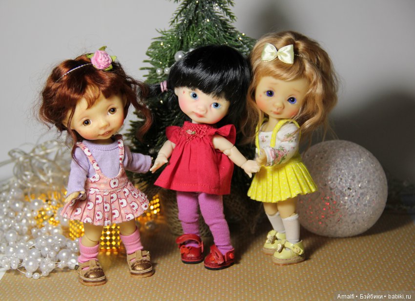 Три маленькие девочки поздравляют с Новым Годом и Рождеством