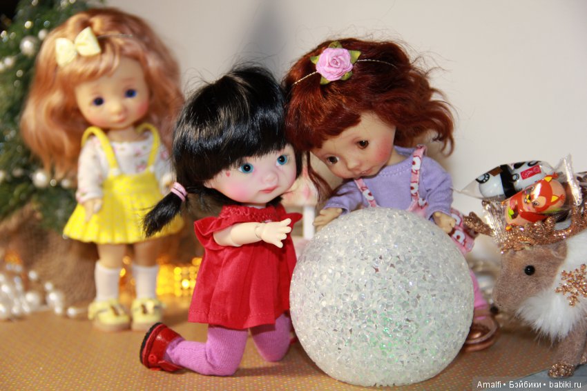 Три маленькие девочки поздравляют с Новым Годом и Рождеством