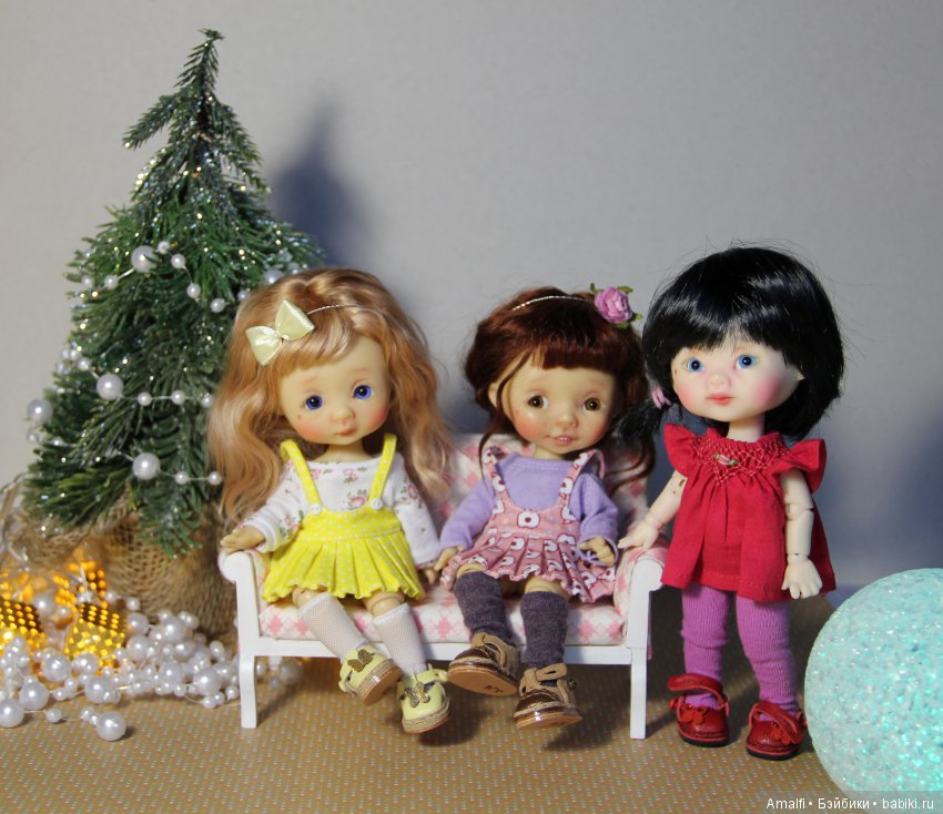 Три маленькие девочки поздравляют с Новым Годом и Рождеством (фото 2)