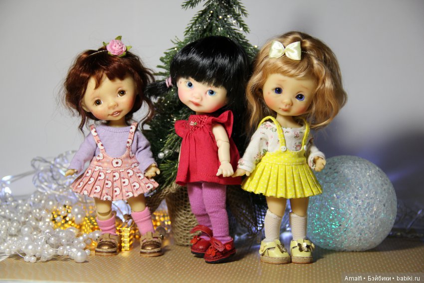 Три маленькие девочки поздравляют с Новым Годом и Рождеством