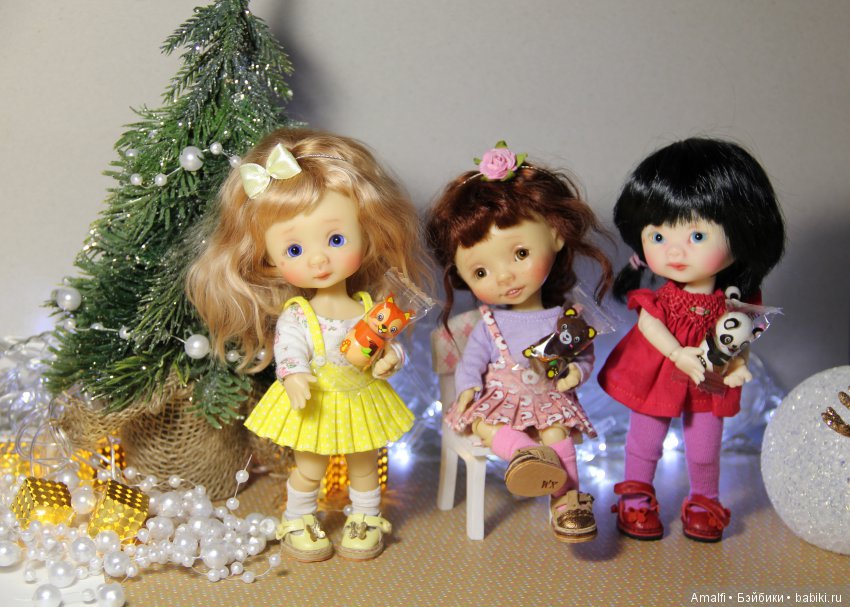 Три маленькие девочки поздравляют с Новым Годом и Рождеством (фото 6)