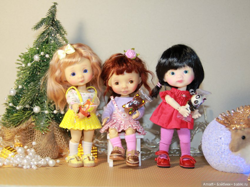 Три маленькие девочки поздравляют с Новым Годом и Рождеством (фото 7)