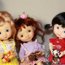 Три маленькие девочки поздравляют с Новым Годом и Рождеством