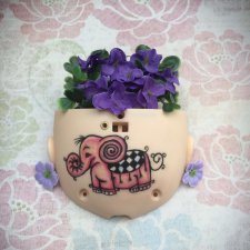 Слоник на задней панели