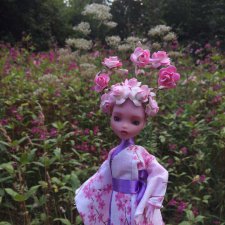 Сакура особенно гармонично смотрится среди цветов