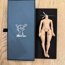 Тело мальчика Noise Jacoosun в тане