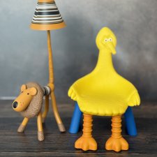 Редкие лампа и стул