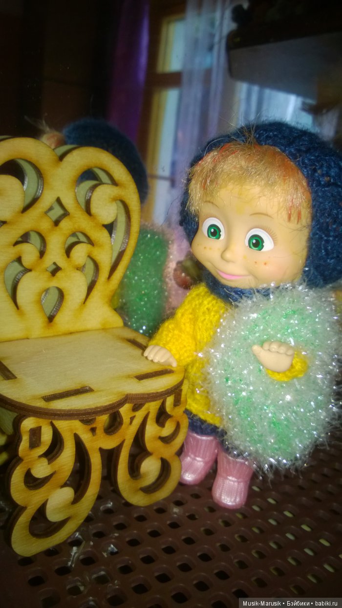 Марьяша перед зеркалом — Куклы Маша и Медведь (Simba): Маша в кармашке