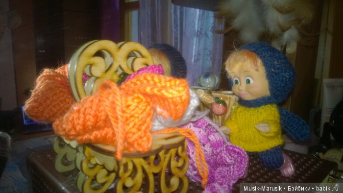 Марьяша перед зеркалом — Куклы Маша и Медведь (Simba): Маша в кармашке (фото 3)