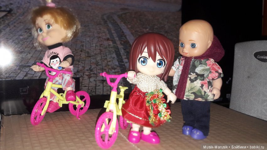 Машкины покатушки — Куклы Маша и Медведь (Simba): Маша в кармашке (фото 3)