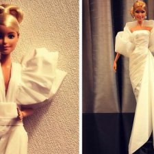 Мастер создает свадебные платья для своих кукол барби, используя туалетную бумагу вместо ткани