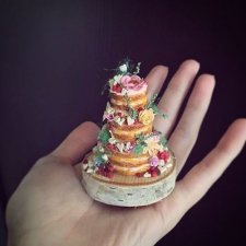 Художница создаёт крошечные торты, которые помещаются на ладони
