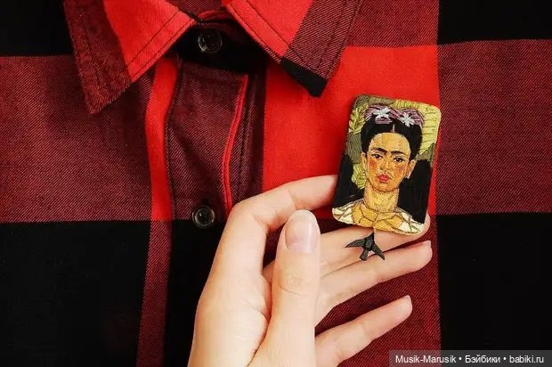 Удивительные вышитые броши Леры Петуниной (фото 6)