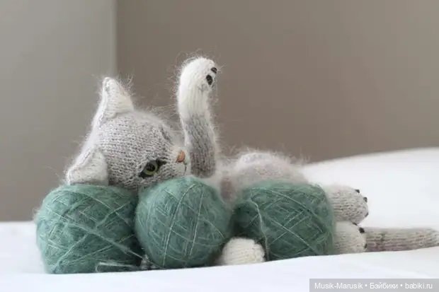 Милые котики: такие вязаные лапки и круглые животики «пощекочут» ваше сердце (фото 3)