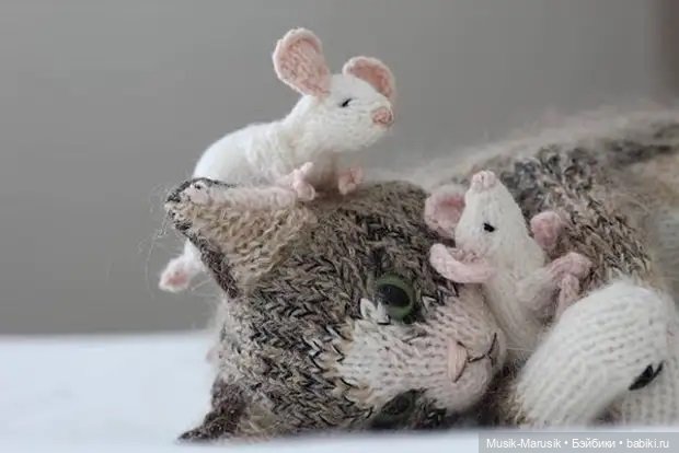 Милые котики: такие вязаные лапки и круглые животики «пощекочут» ваше сердце (фото 6)