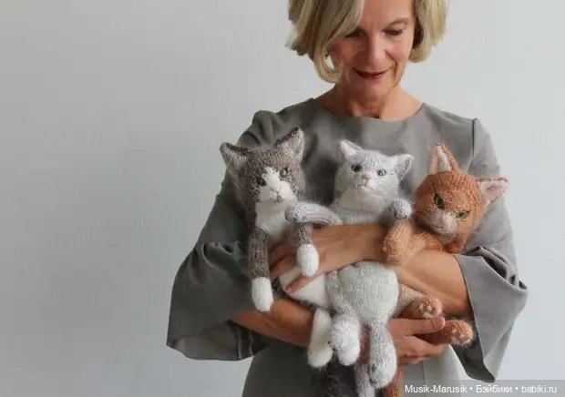 Милые котики: такие вязаные лапки и круглые животики «пощекочут» ваше сердце (фото 9)