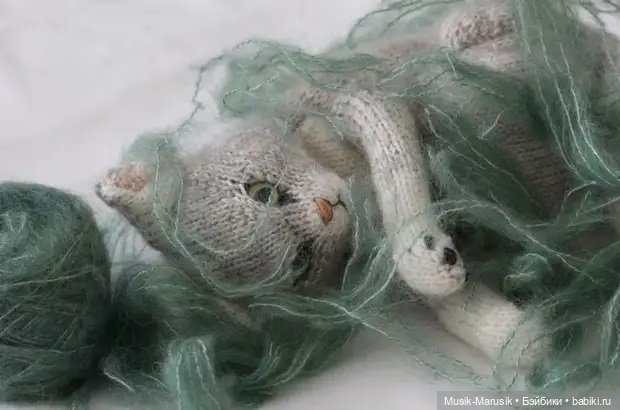 Милые котики: такие вязаные лапки и круглые животики «пощекочут» ваше сердце (фото 4)