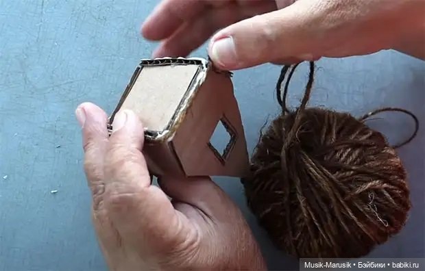 Рождественский домик: джут, картон и немного любви (фото 7)