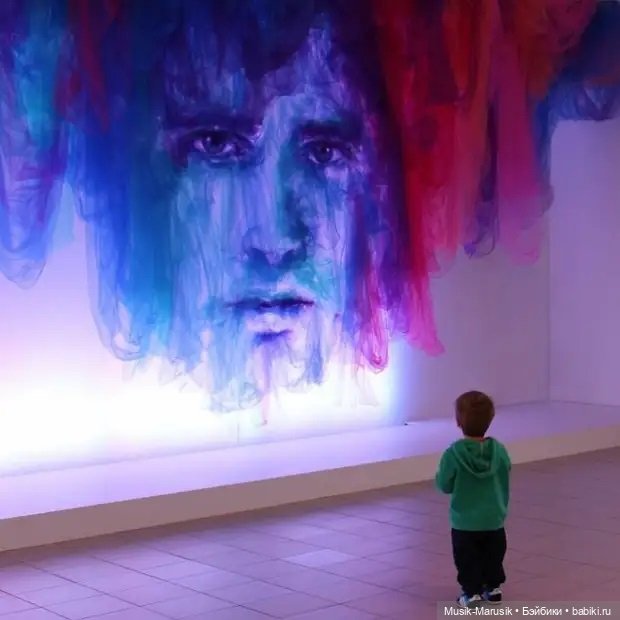 Художник использует обычный тюль, придает ему форму и создает невероятную красоту