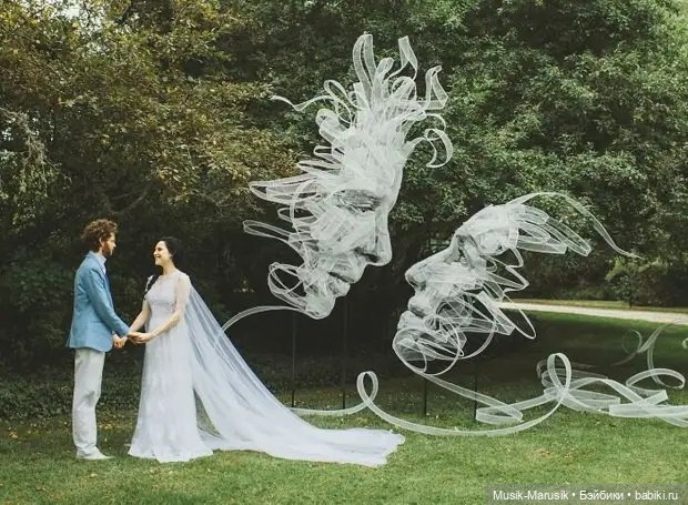 Художник использует обычный тюль, придает ему форму и создает невероятную красоту (фото 3)