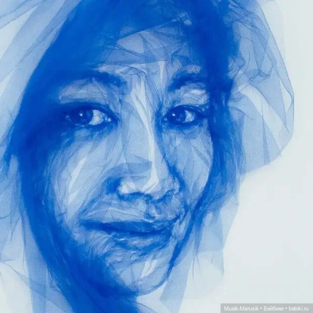 Художник использует обычный тюль, придает ему форму и создает невероятную красоту