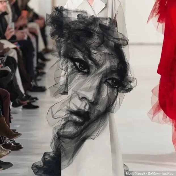 Художник использует обычный тюль, придает ему форму и создает невероятную красоту