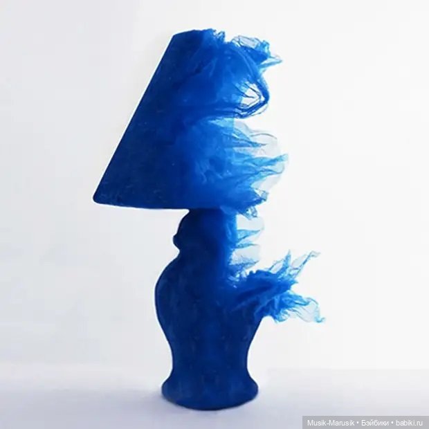 Художник использует обычный тюль, придает ему форму и создает невероятную красоту