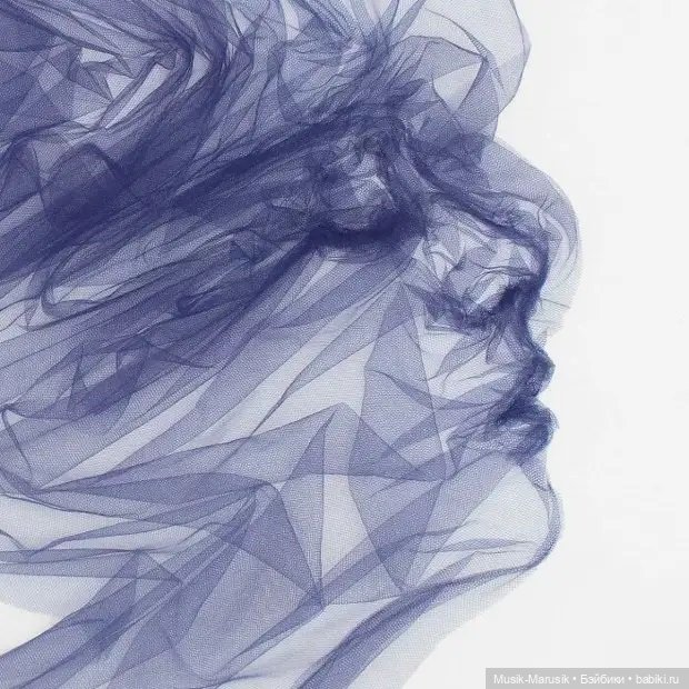 Художник использует обычный тюль, придает ему форму и создает невероятную красоту