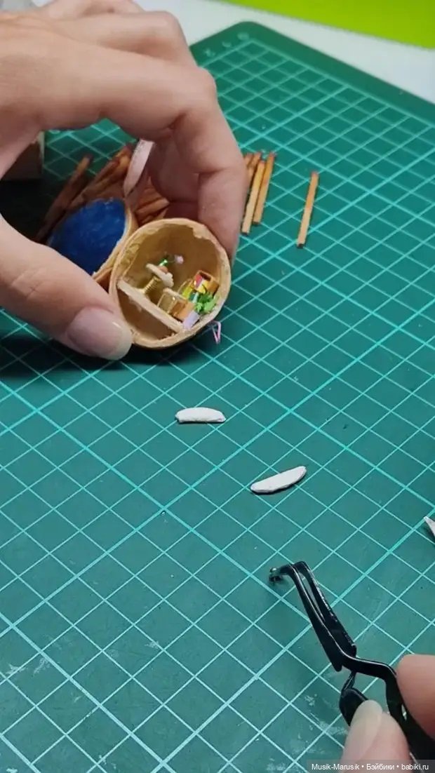 «Сокровища из мусора»: как Елена Иванова создает миниатюры в ореховой скорлупе (фото 9)