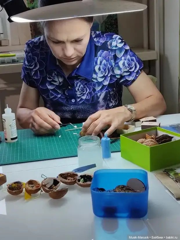 «Сокровища из мусора»: как Елена Иванова создает миниатюры в ореховой скорлупе (фото 8)