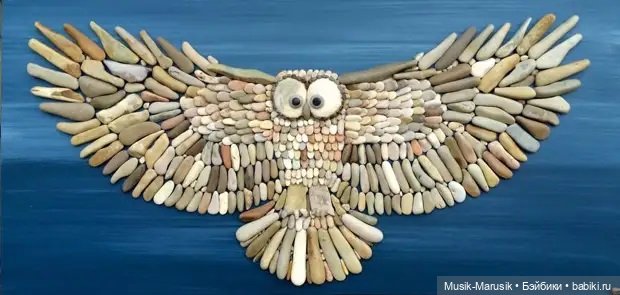 Художник составляет удивительно реалистичные картины из камней, найденных на пляже