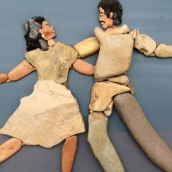 Художник составляет удивительно реалистичные картины из камней, найденных на пляже