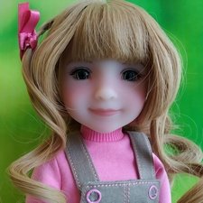 Дарла примеряет наряды