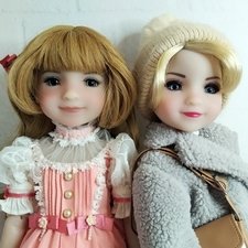 Эйра и Дарла делят наряды