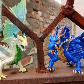 Две статичные фигурки драконов.