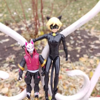 Фигурки в парке, Супер Кот (Леди Баг и Супер Кот) и Ронин (Фортнайт)