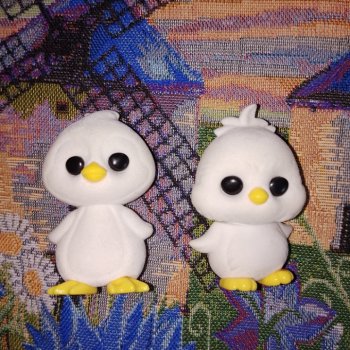 Пожалуйста, помогите опознать фигурки: пингвина и цыпленка.